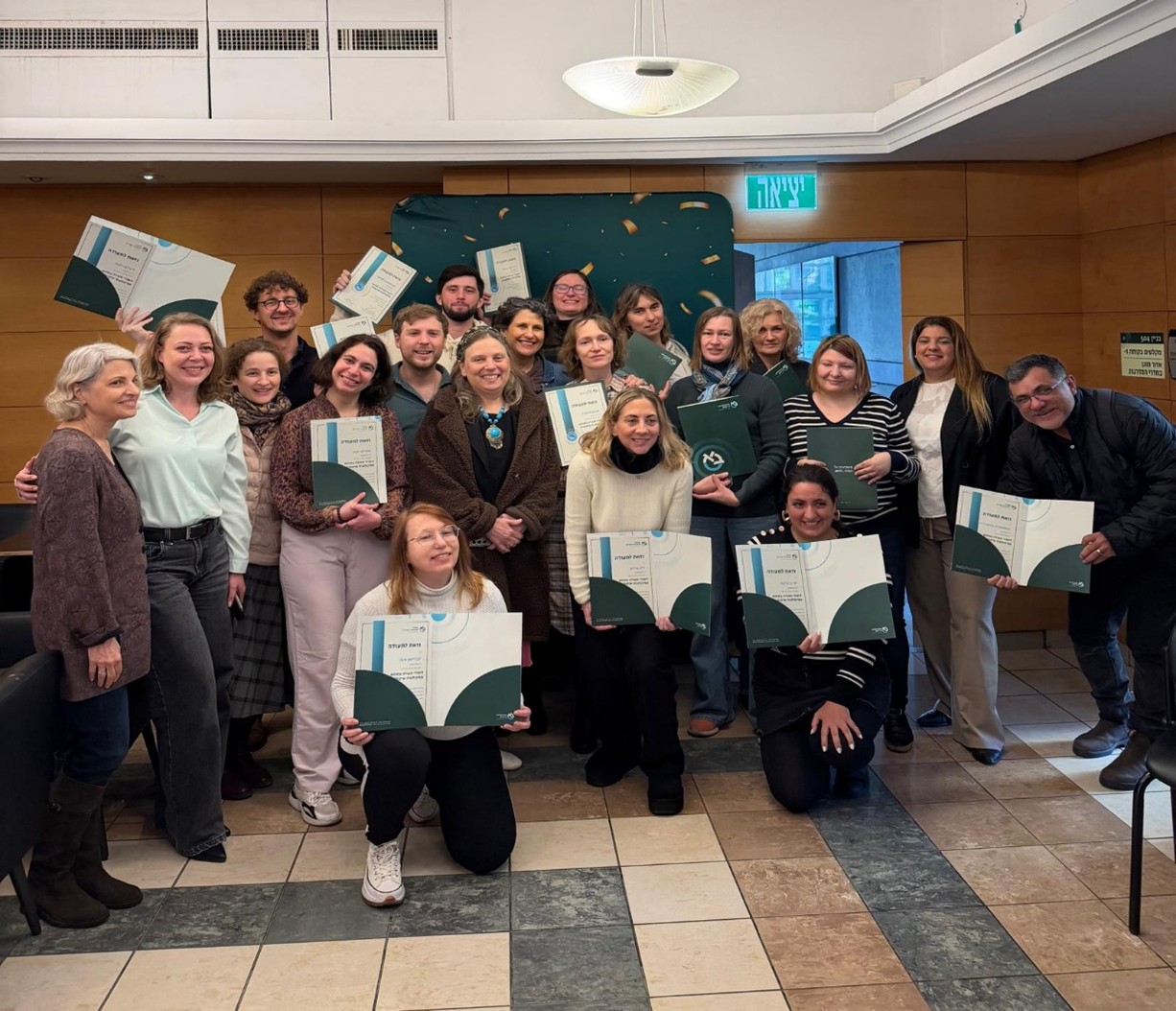 בוגרי התוכנית וצוות המערך לתוכניות ייעודיות ברגע של גאווה עם קבלת התעודות
