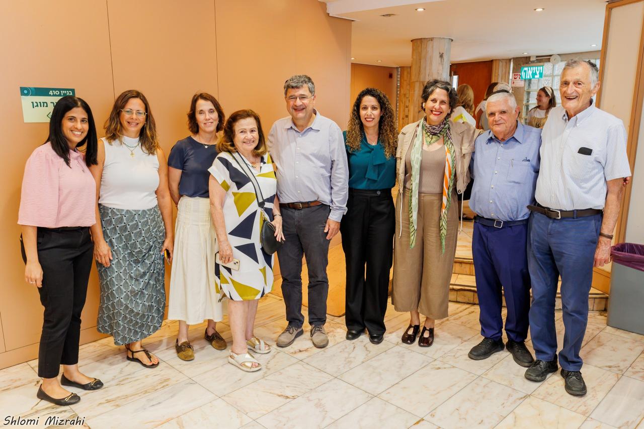 בתמונה: ד"ר שמריה טואף, מר סמואל צבע, פרופ' וילצ'ינסקי, שרית בן משה, שלמה טואף, סול טואף, עו"ד אורית טואף, עינת הרוק ואורנית חגב'י - דנוך